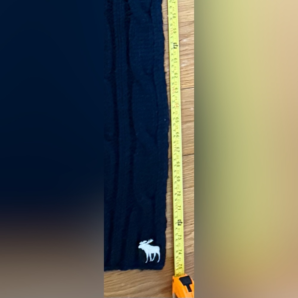 Abercrombie & Fitch Chunky Cable Knit Scarf with Moose Logo, Unisex - Picture 10 of 17